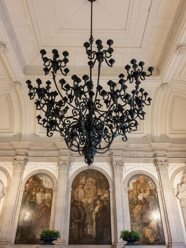 Chandelier Hanging in Kansas City, KS
